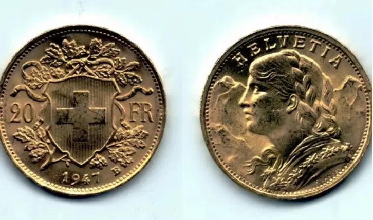 Antiguo modelo de una moneda de cinco francos que mostraba un alférez en el centro