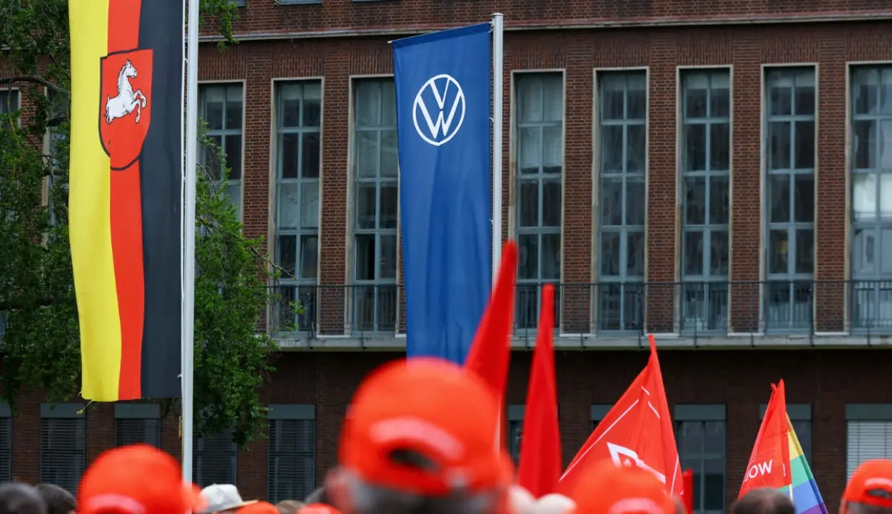 Gigant will lay off 100,000 people! Factory names dropped, employees protest. Shares at a 30% discount