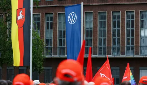 Gigant will lay off 100,000 people! Factory names dropped, employees protest. Shares at a 30% discount