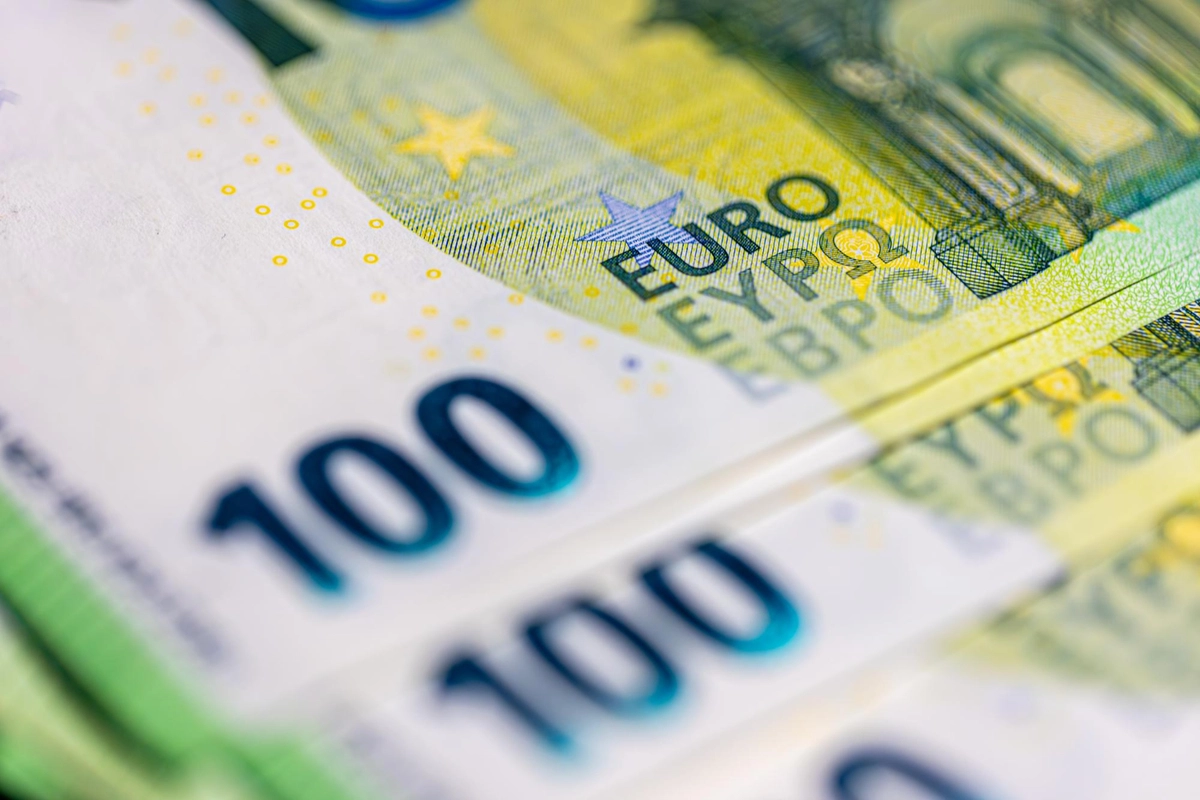 Euro on the Brink – Will a Ukraine Peace Deal and Rising Defense Spending Save the Currency, or Will Tariffs Push It Lower?