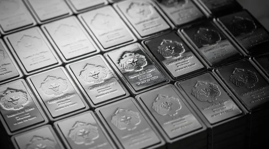 Precio del plata antes de la caída. Los expertos advierten. ¿Qué dicen las previsiones para XAG/USD y XAU/USD?