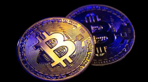 Oil price volatility forces macroeconomic markets to adopt a defensive stance, while Bitcoin and gold prices remain steady