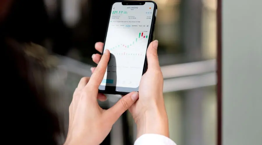 The cryptocurrency market maintains a bullish trend as institutional capital inflow balances commodity market pressure