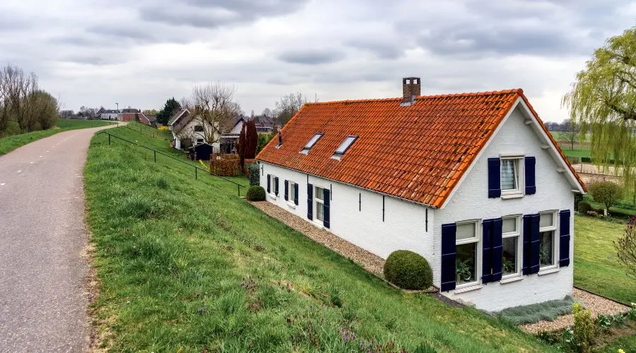 Differences Between Investing in Stocks and Real Estate