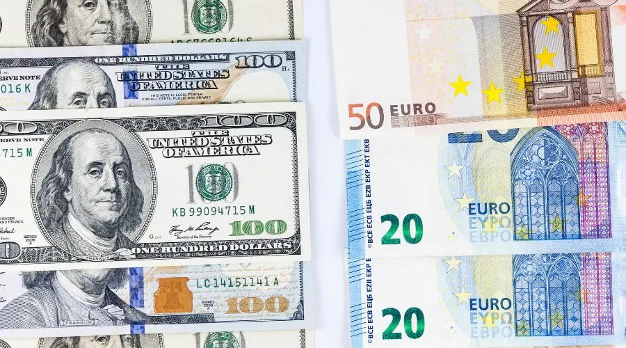 El tipo de cambio euro EUR/PLN estable, el euro-dólar cae. Trump da tiempo a la UE hasta el 4 de julio