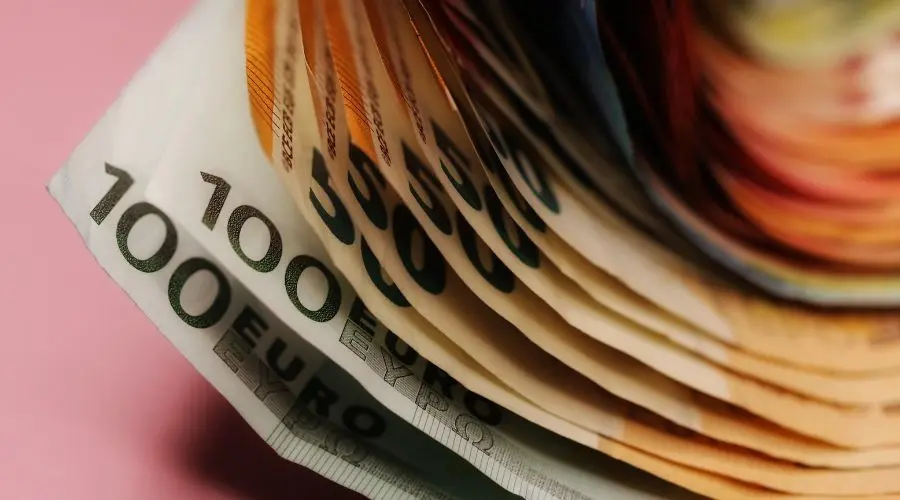 Pequeñas fluctuaciones en el tipo de cambio del euro EUR/PLN. El nivel de empleo en Polonia está creciendo