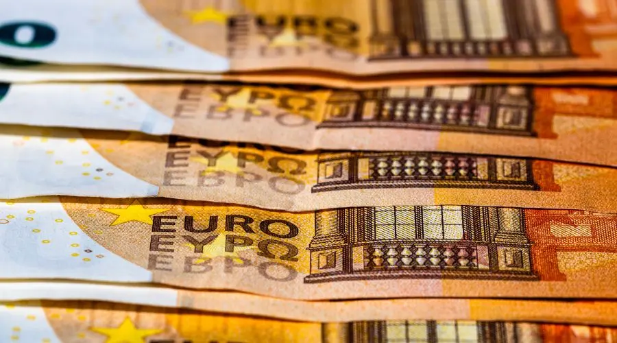 The zloty and euro make up for losses. China loses consumption momentum, and Scope warns Poland
