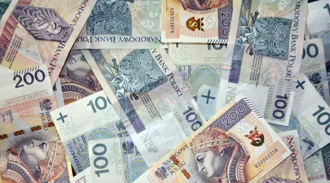 El PLN pierde bajo la presión de un dólar más fuerte. El USD gana gracias a la inquietud en los mercados