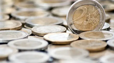 El oro se beneficia de la debilidad del dólar, el tipo de cambio del euro retrocede a alrededor de 4,29