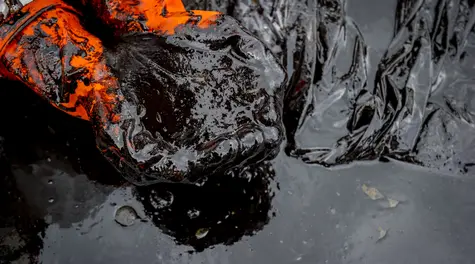 Escalada en la línea EE. UU.–Irán. Los precios del petróleo se dispararon, Asia se hunde en el rojo