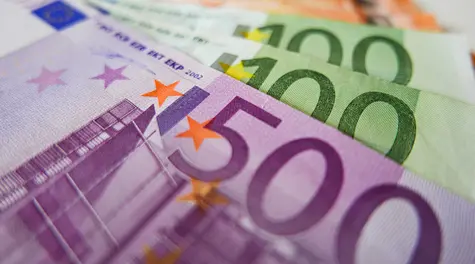 El petróleo continúa caídas hasta 80$. EUR/PLN cae a 4,238