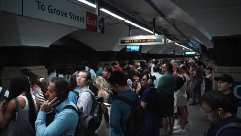 USD Holds Firm on Jobless Claims Rebound, Eyes on Fed Cuts