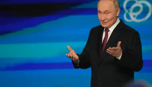 USD Under Pressure: Regional Bank Concerns, Geopolitics, and Rate Shifts Weigh on the Dollar