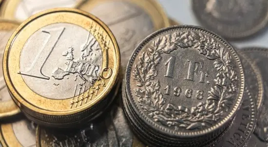 Dollar Faces Pressure Amid Ukraine Peace Talks and Fed Data; Euro Gains from Lower Energy Prices