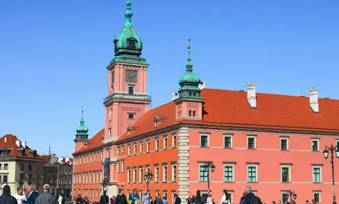 Polish Investment Rebounds as Wage Growth Slows; Rate Cut Expected in December