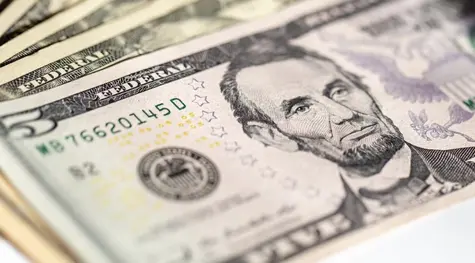 El precio del dólar (USD) ganará frente al euro (EUR) en la segunda mitad del año, pronostican los economistas de gigante bancario. ¿Qué pasa con el mercado Forex? | FXMAG