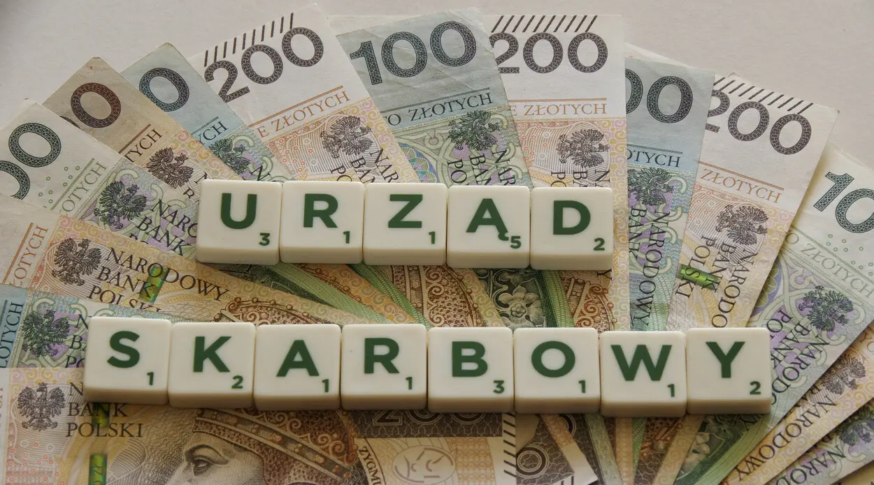 Ganó ante el tribunal frente al fisco. La administración tributaria perdió casi 200 mil zlotys por su tardanza