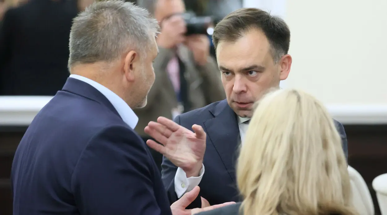 El órgano polaco lucha por dinero de Gazprom. El ministro de Finanzas se interpone