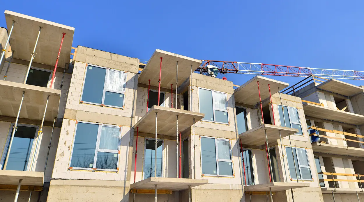 La compra de viviendas a precios bajos ya es pasado. El gobierno prepara regulaciones que cambiarán las reglas en la construcción social