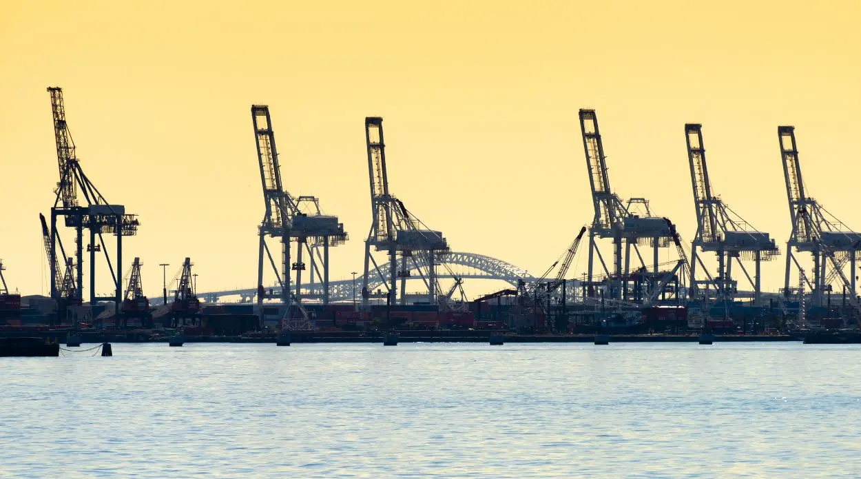 S&P 500 rebounds below record, oil returns part of war premium