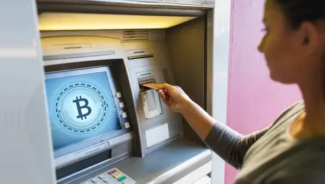 ¡Ya es posible sacar Bitcoins del cajero automático! Descubre dónde los encontrarás  | FXMAG