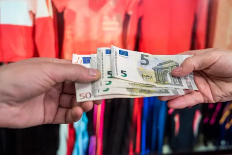 Dollar Strengthens Amid Geopolitical Tensions as Markets Look Past Soft Macro Data