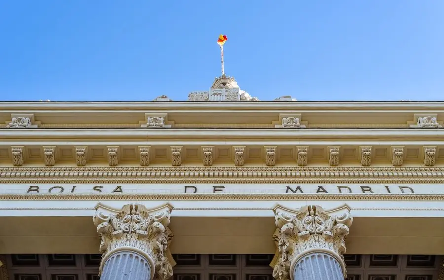 Aena cae un -0,03% mientras Ibex 35 abre con 9.404,3 puntos; Indra y Acerinox registran crecimientos menores al 0,1% | FXMAG