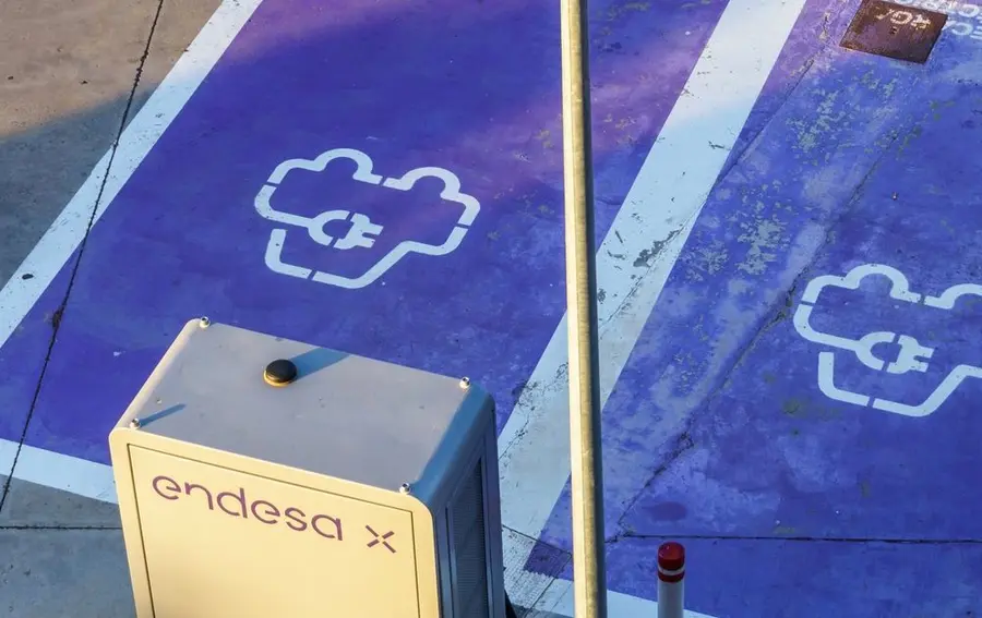 Acciones Endesa e Indra suben un 1,91% y 1,89% respectivamente, mientras Grifols cae un 2,42%: Ibex 35 desafía el débil crecimiento del PIB de la zona euro con un aumento del 0,33% | FXMAG