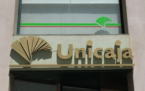Acciones Grifols (+0,6%), Inditex (+0,5%) y Unicaja (+0,5%) lideran en la bolsa; índice IBEX 35 intenta conservar 9.400 puntos | FXMAG