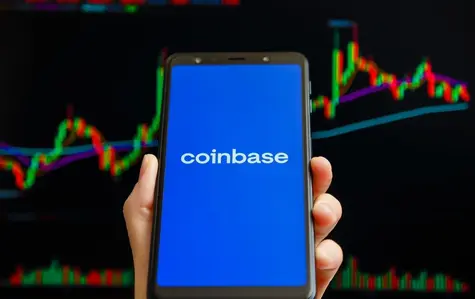 Coinbase: ingresos impresionantes de $707.9M, acciones suben a $100.42, caen a $90 ante descenso en volumen de operaciones | FXMAG