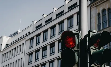 ¡El Íbex 35 abre la semana totalmente en rojo con descensos de 0.7%! Desenfrenadas creciente en el S&P CLX IPSA, acompañadas de desenfrenadas bajadas en el índice FTSE BIVA | FXMAG