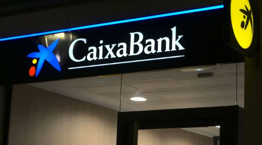El inversor retira el dinero de las acciones CaixaBank (3.67 euros) Fracaso en la cotización Solaria Bolsa (-0.37%, 13.46 euros) mientras la cotización Naturgy Bolsa se pega un golpe muy duro conta los mínimos (-0.68%) | FXMAG