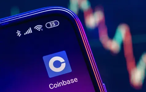 Fallo judicial unánime favorece a Grayscale en su demanda contra la SEC, elevando la probabilidad de aprobación de ETFs de Bitcoin al 75%; acciones de Coinbase se disparan 14,9% | FXMAG