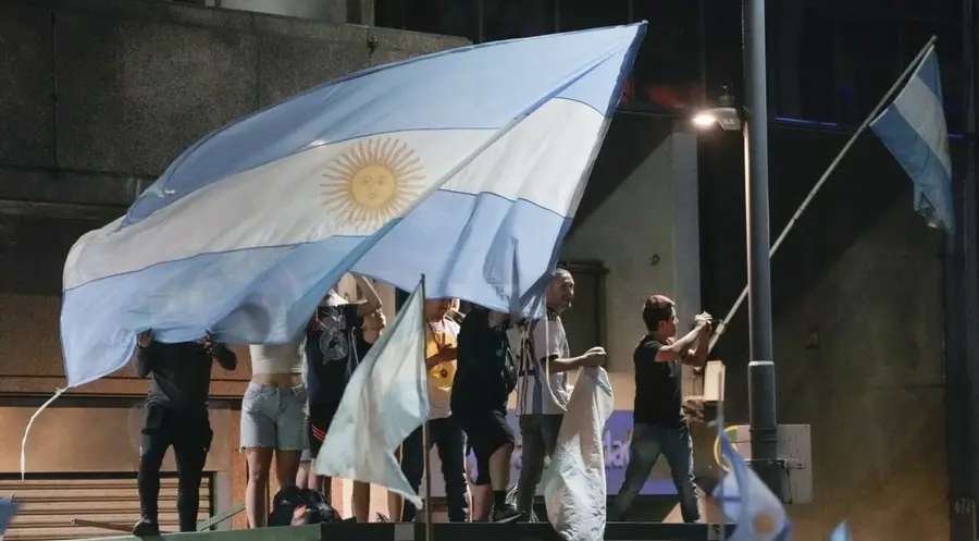 Increíble comportamiento del precio del peso argentino (ARS): reacción al inesperado resultado electoral, ¡el país tiene una tasa de inflación del 140% y una tasa de pobreza del 40%! | FXMAG