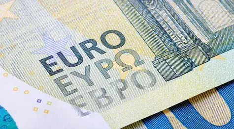 La cotización del EURUSD se estabiliza a pesar de la rebaja de Fitch, el EURGBP oscila favoreciendo a la libra y el EUR/JPY muestra un alza estable | FXMAG