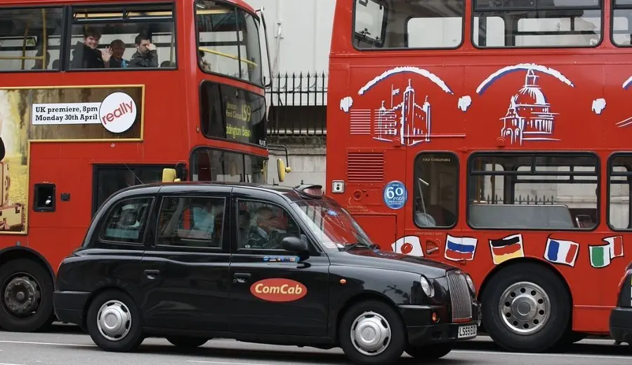 La pesadilla del mercado automotriz británico: 4 de cada 5 autos comprados a crédito y deudas incobrables en aumento | FXMAG