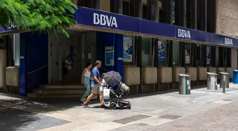 Las acciones de BBVA (6,84 euros), IAG (1,85 euros) e Iberdrola (11,1 euros) están cayendo aún más. A continuación se presentan los gráficos de acciones actuales | FXMAG