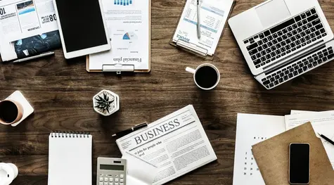 Materias primas en descenso La cotización del Oro a 1.457,100 Dólares Petróleo Brent a 62,260 Dólares El Cobre a 2,664 Dólares y El precio del Aluminio se sitúa en 1.804,500 Dolares