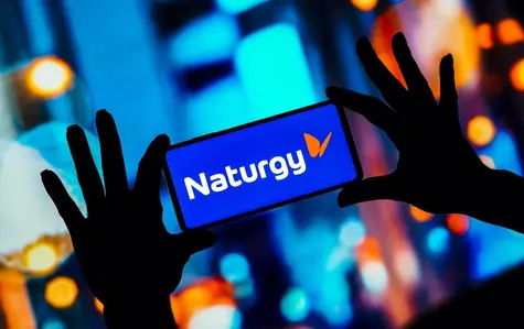 Naturgy e Inditex lideran el Ibex 35 con alzas de 1,39% y 0,8% respectivamente, mientras Telefónica cae 0,9%; Países Bajos reporta recesión con -0,3% en PIB | FXMAG