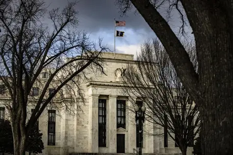 Política monetaria: La Fed no modifica los tipos de interés: Perspectivas de subidas futuras y reacción de los mercados... índice S&P 500 cerrando prácticamente plano, índice Dow Jones cayendo un 0,7% y el índice Nasdaq subiendo | FXMAG