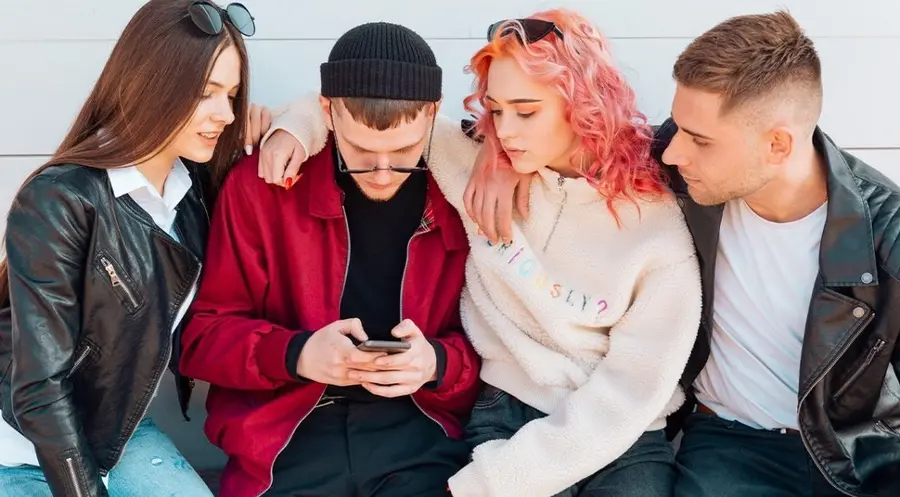 ¡Uno cada tres jóvenes estadounidenses toma decisiones de inversión basadas en las opiniones de influencers! Su experiencia y conocimiento rozan el cero | FXMAG