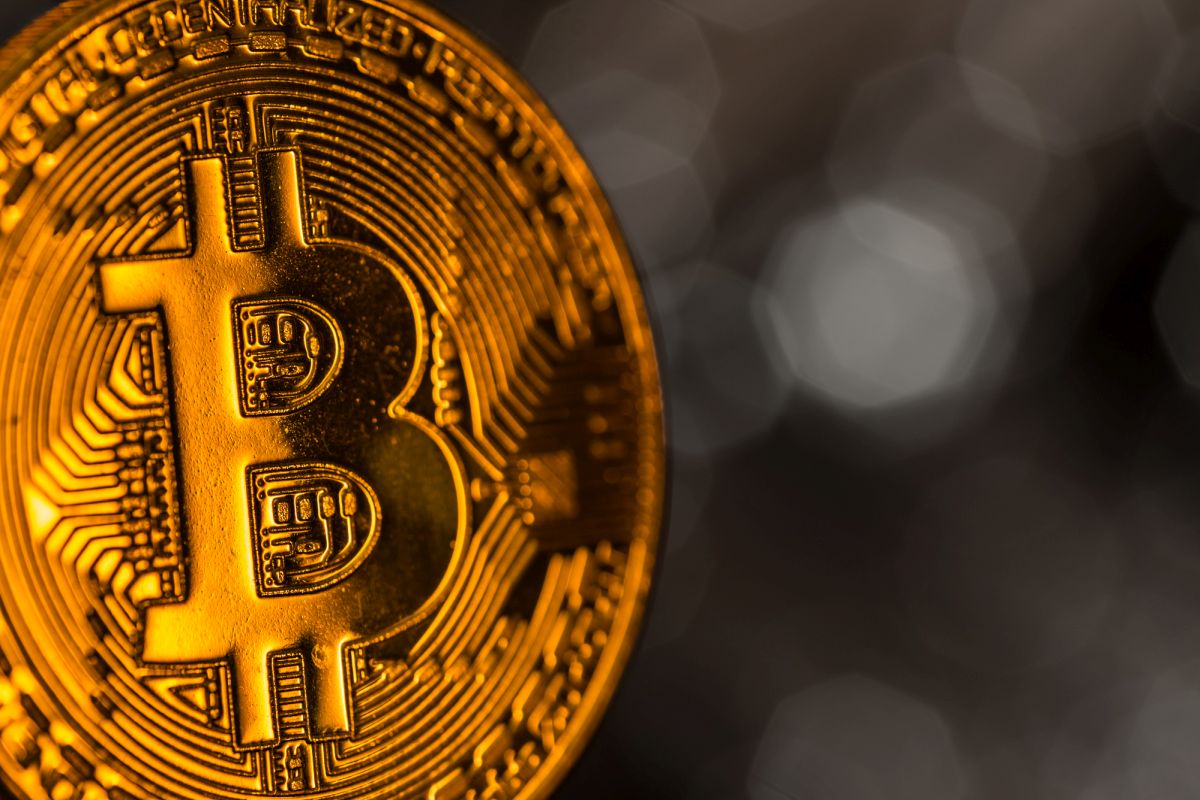 El bitcoin se dispara a 57.000 dólares mientras otros criptoactivos importantes se benefician de su estela